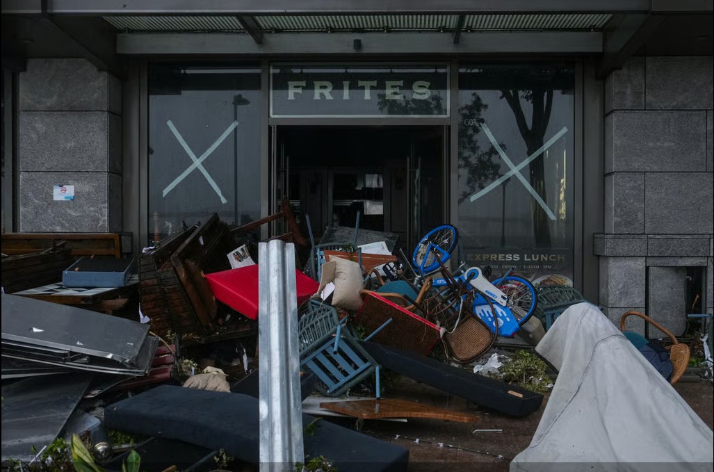 Cảnh siêu bão phá hoại ở Hồng Kông