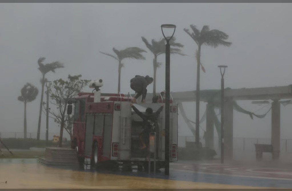 Siêu bão Ragasa đổ bộ Hồng Kông